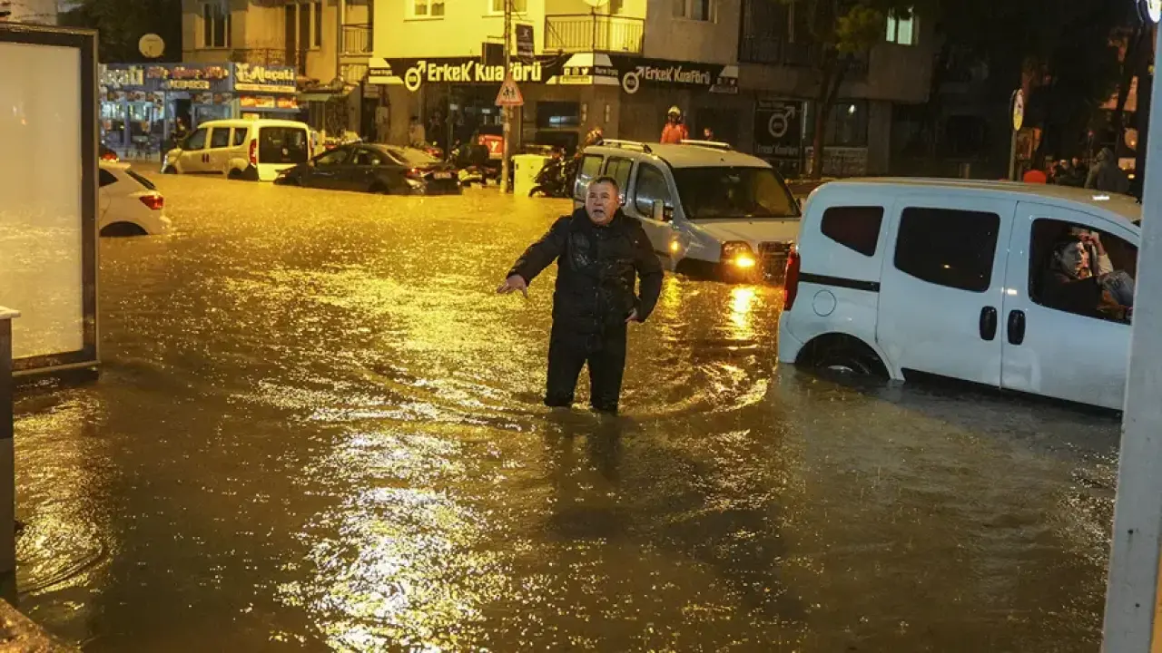 İstanbul'da sağanak başladı! Tuzla ve Pendik'i su bastı: Hangi ilçelerde sel riski var? 4