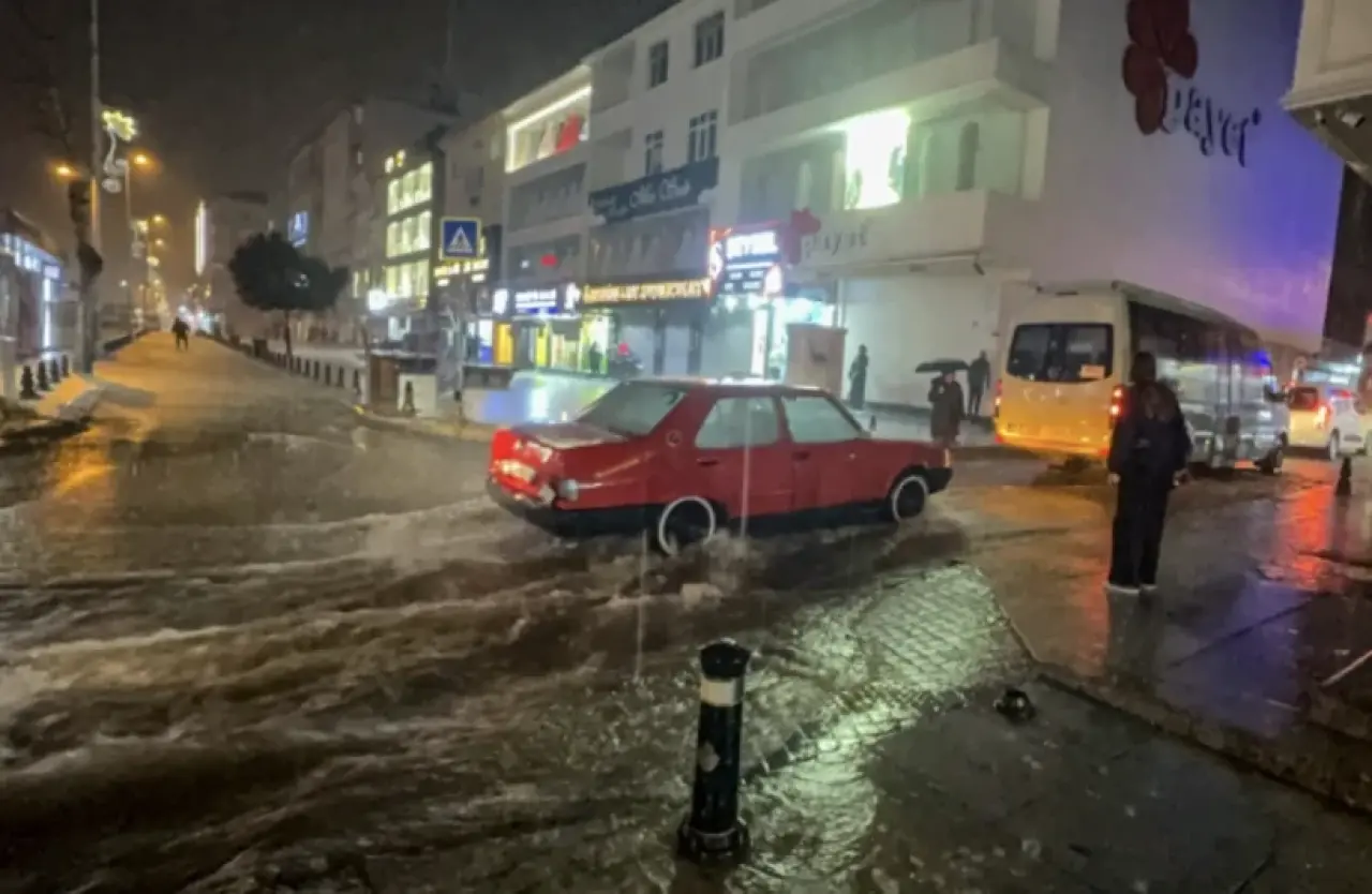 İstanbul'da sağanak felaketi! 2 bin 518 ihbar, 1277 su baskını: 14 yaşındaki çocuk hayatını kaybetti 7