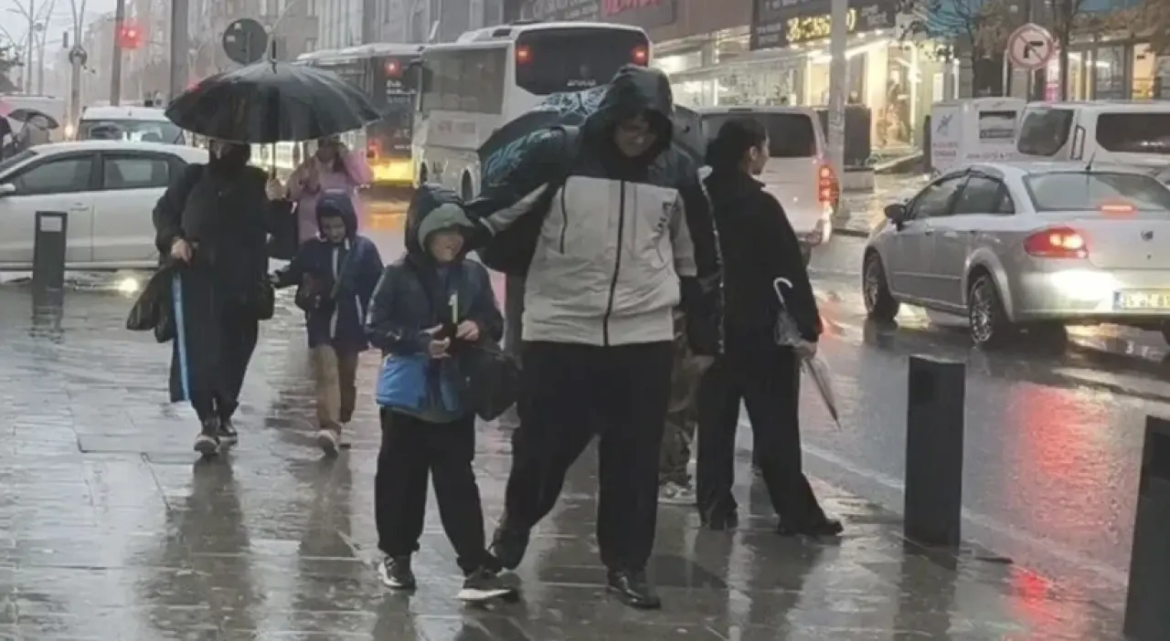 İstanbul'da sağanak felaketi! 2 bin 518 ihbar, 1277 su baskını: 14 yaşındaki çocuk hayatını kaybetti 5