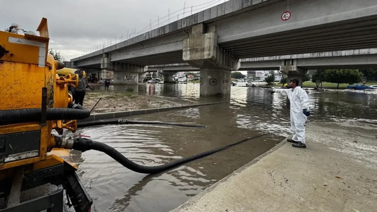 İstanbul'da sağanak felaketi! 2 bin 518 ihbar, 1277 su baskını: 14 yaşındaki çocuk hayatını kaybetti 3