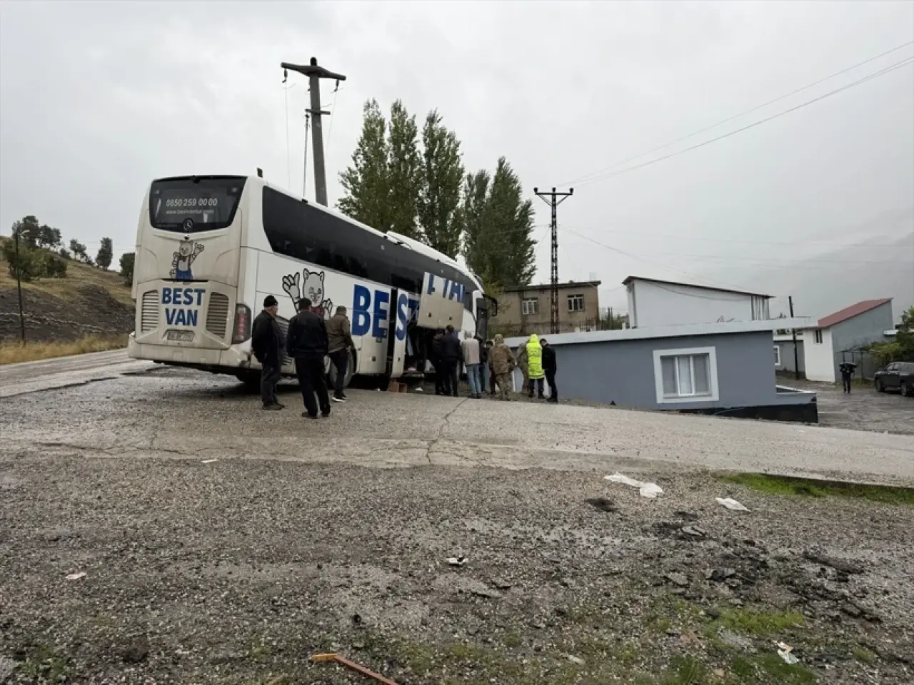 Şırnak'ta feci kaza! Yolcu otobüsü tırla çarpışıp eve çarptı 4