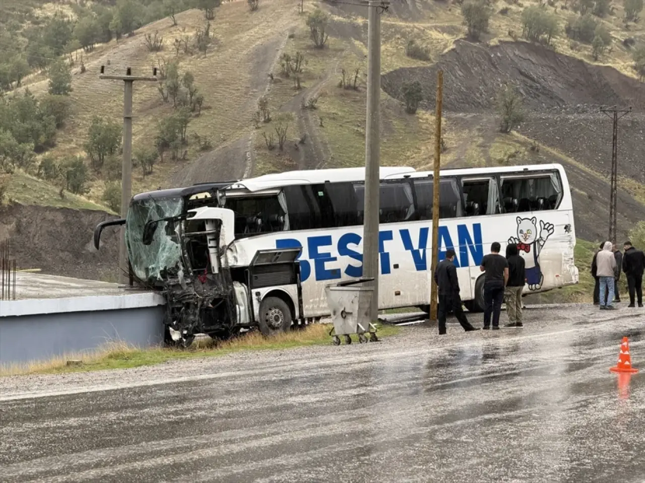 Şırnak'ta feci kaza! Yolcu otobüsü tırla çarpışıp eve çarptı 1