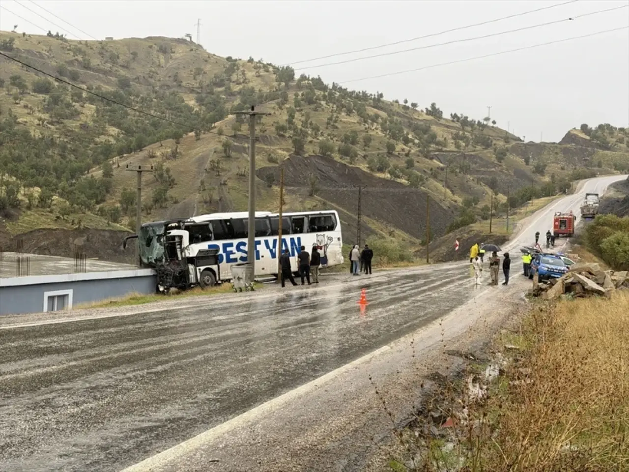 Şırnak'ta feci kaza! Yolcu otobüsü tırla çarpışıp eve çarptı 3
