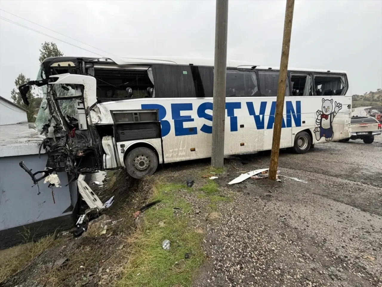 Şırnak'ta feci kaza! Yolcu otobüsü tırla çarpışıp eve çarptı 5